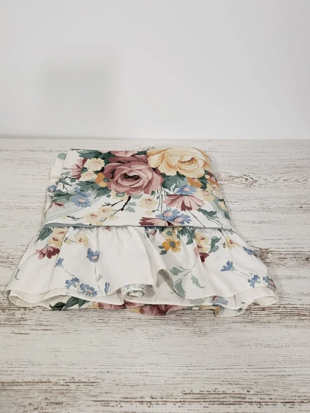 Springmaid  Floral Ruffled Standard Pillowsham  Vintage  envelope closure